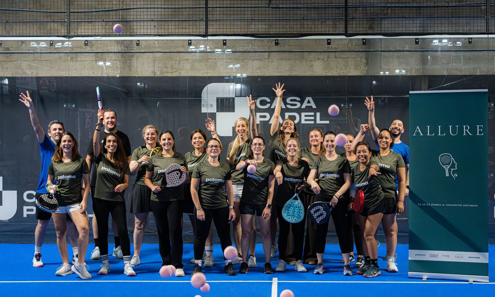 Nos participantes et notre équipe réunies sur un terrain de padel à Casa Padel